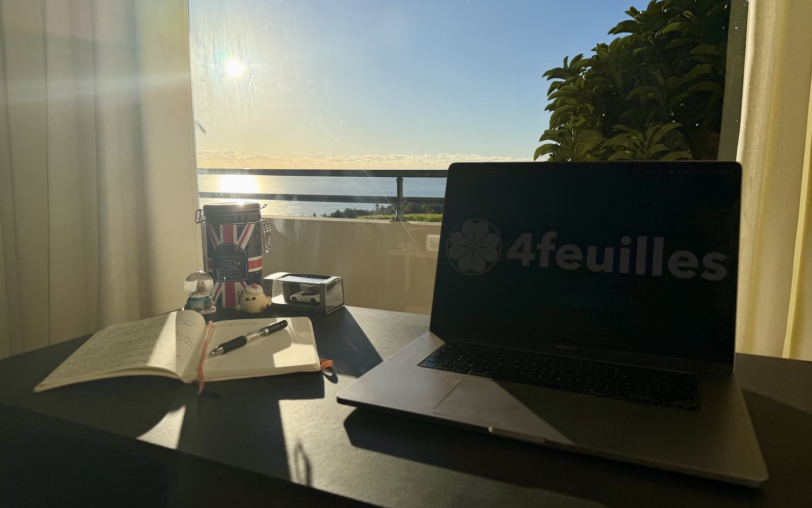Bureau 4feuilles avec vue sur l'océan