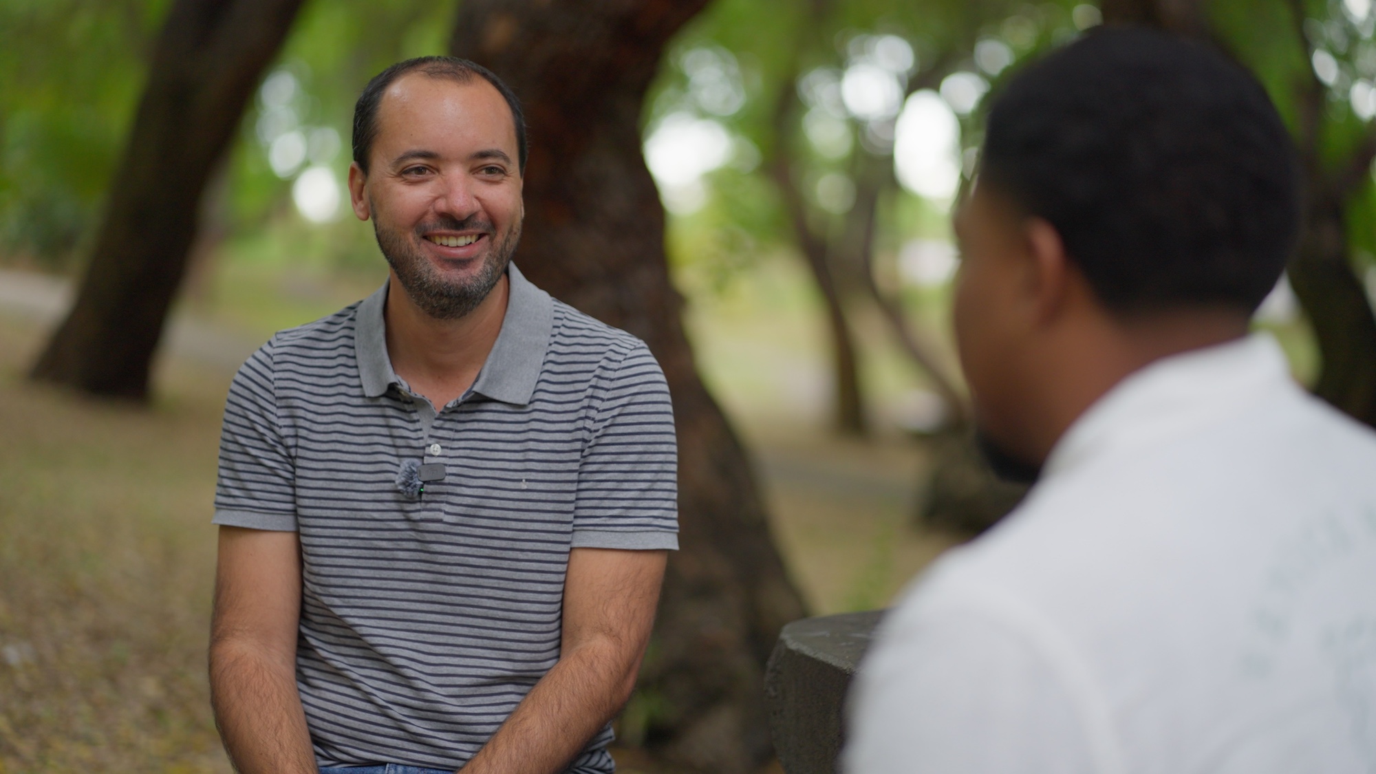 Anthony Rivière échangeant lors d'une interview